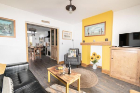 WINTER SPECIAL OFFER!! 2-BR Stylish Cosy Bright Cottage, Pet Friendly, Sleeps 5, Titchfield Village - by Blue Puffin Stays